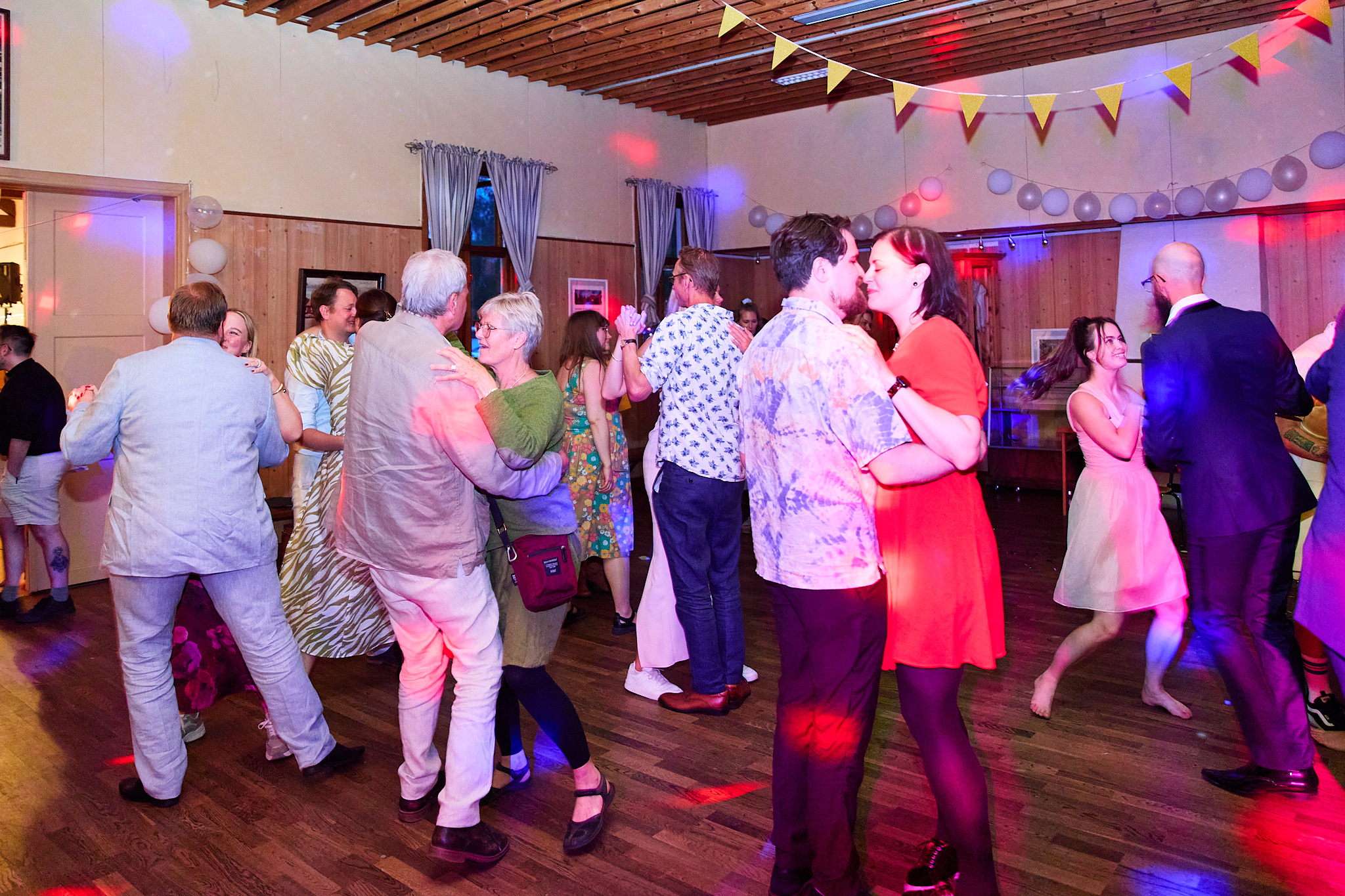 Penguinsatthedisco_Wedding_1_54